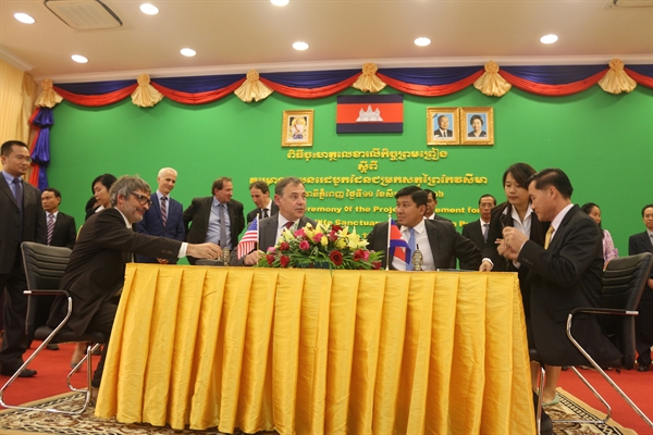 Signing Ceremony of Keo Seima’s REDD+ Carbon Project Agreement > WCS ...